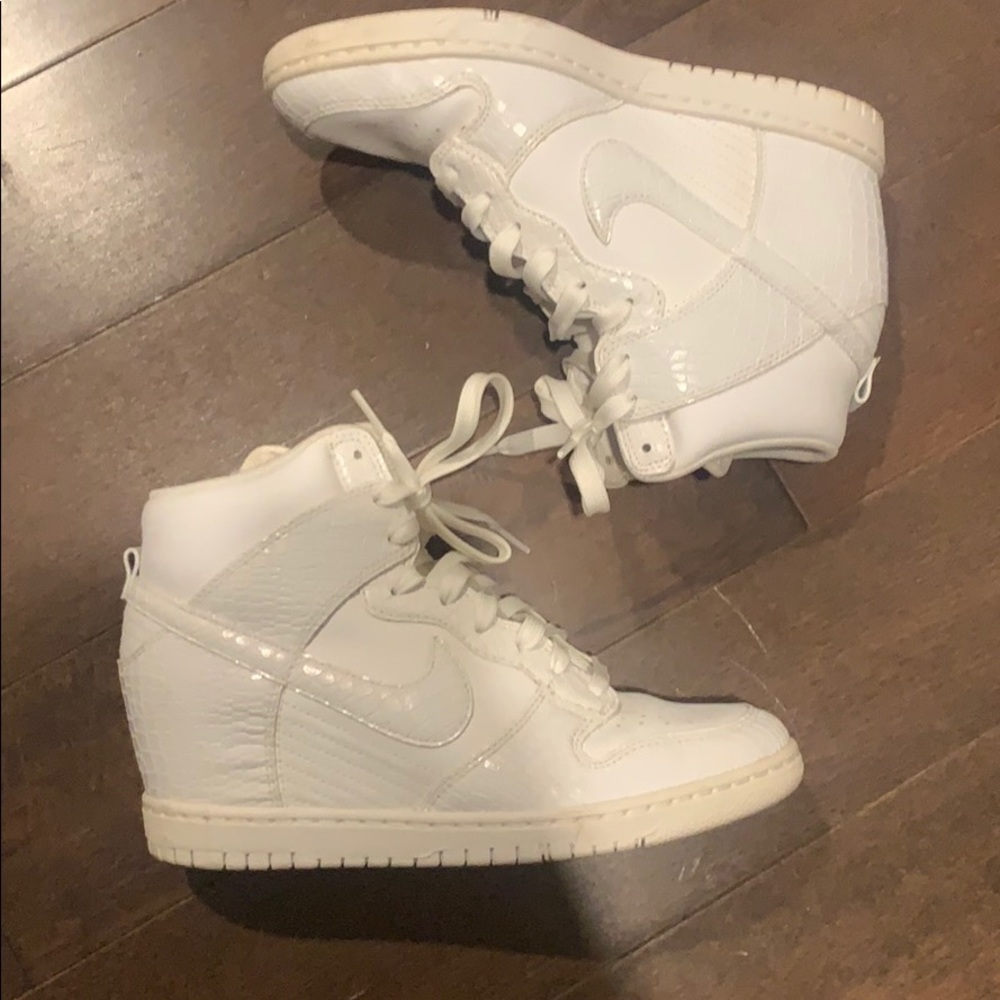 Women’s nike kicks with built in heel